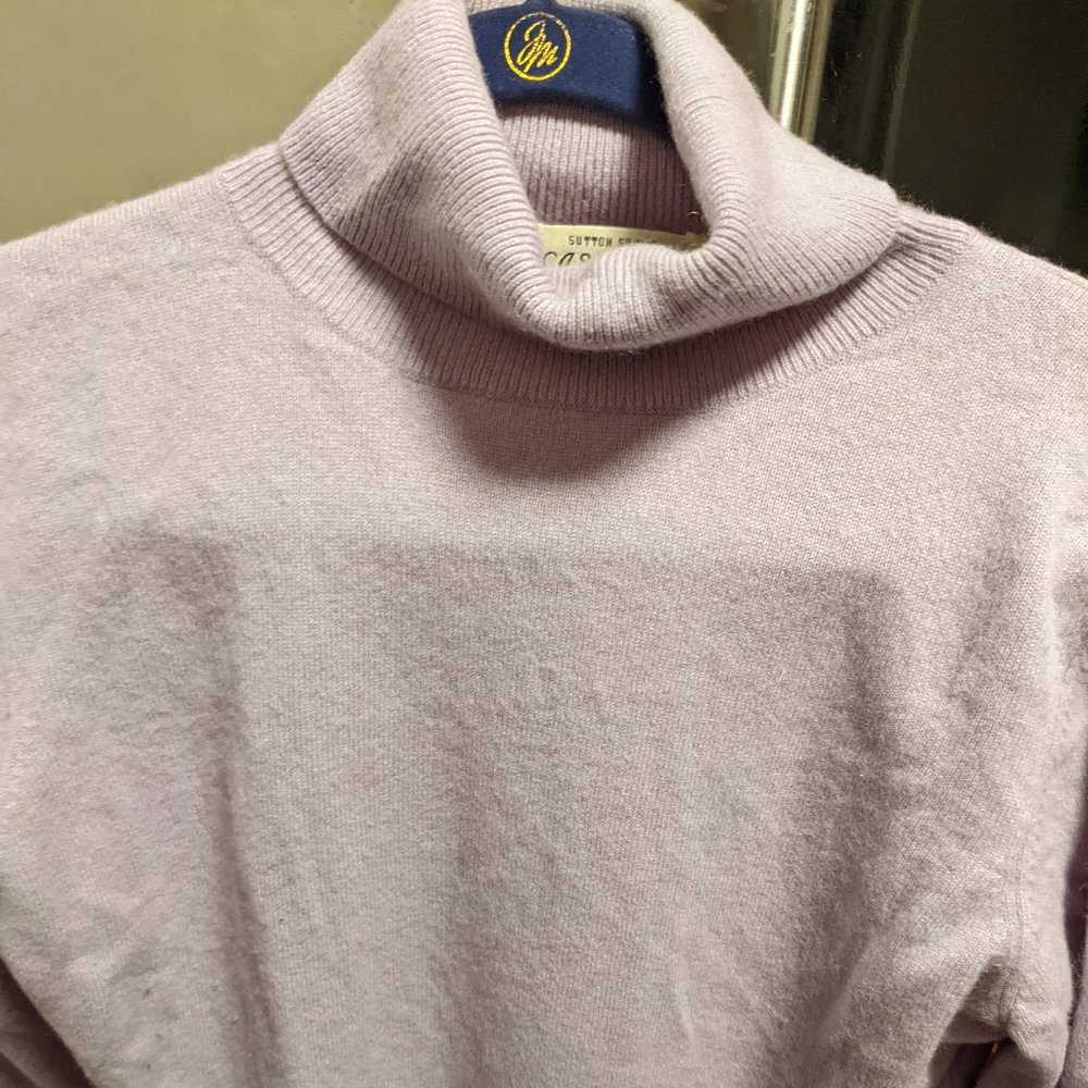 Bloomingdale's Cashmere lavender turtleneck sweater. Size L